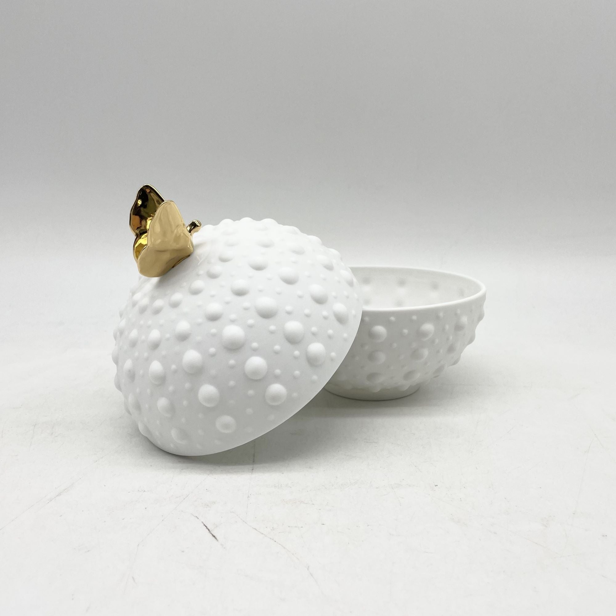 Bonbonnière Boule picots avec papillon en or (grand modèle) - Porcelaine de Limoges